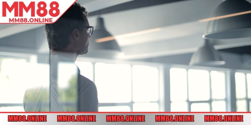 Tac giả Hứa Văn Phong vạch định chiến lược quản trị